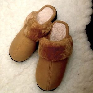 New Dearfoam slippers never used